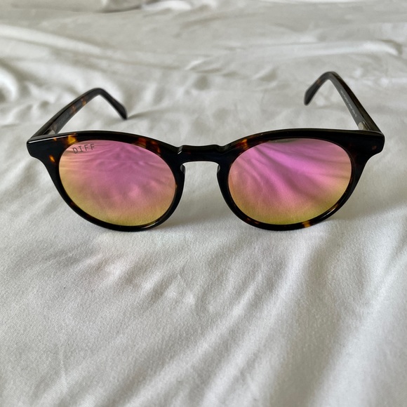 🕶 DIFF pink mirror sunglasses 🕶 - Picture 3 of 7